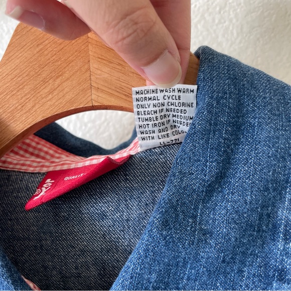 Levi’s Cherry Button Denim Raw Hem Western Short Sleeve Top Size Large - Picture 8 of 10